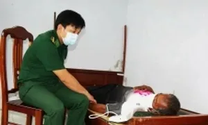Cứu 8 thuyền viên nước ngoài trôi dạt trên biển